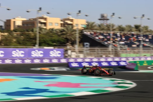 A Mercedes tárgyalásokat kezdeményezett a Ferrari versenyzőjével – sajtóhír