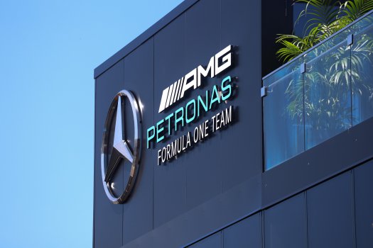 24 éves tehetség ülhet be Lewis Hamilton helyére a Mercedesbe - sajtóhír