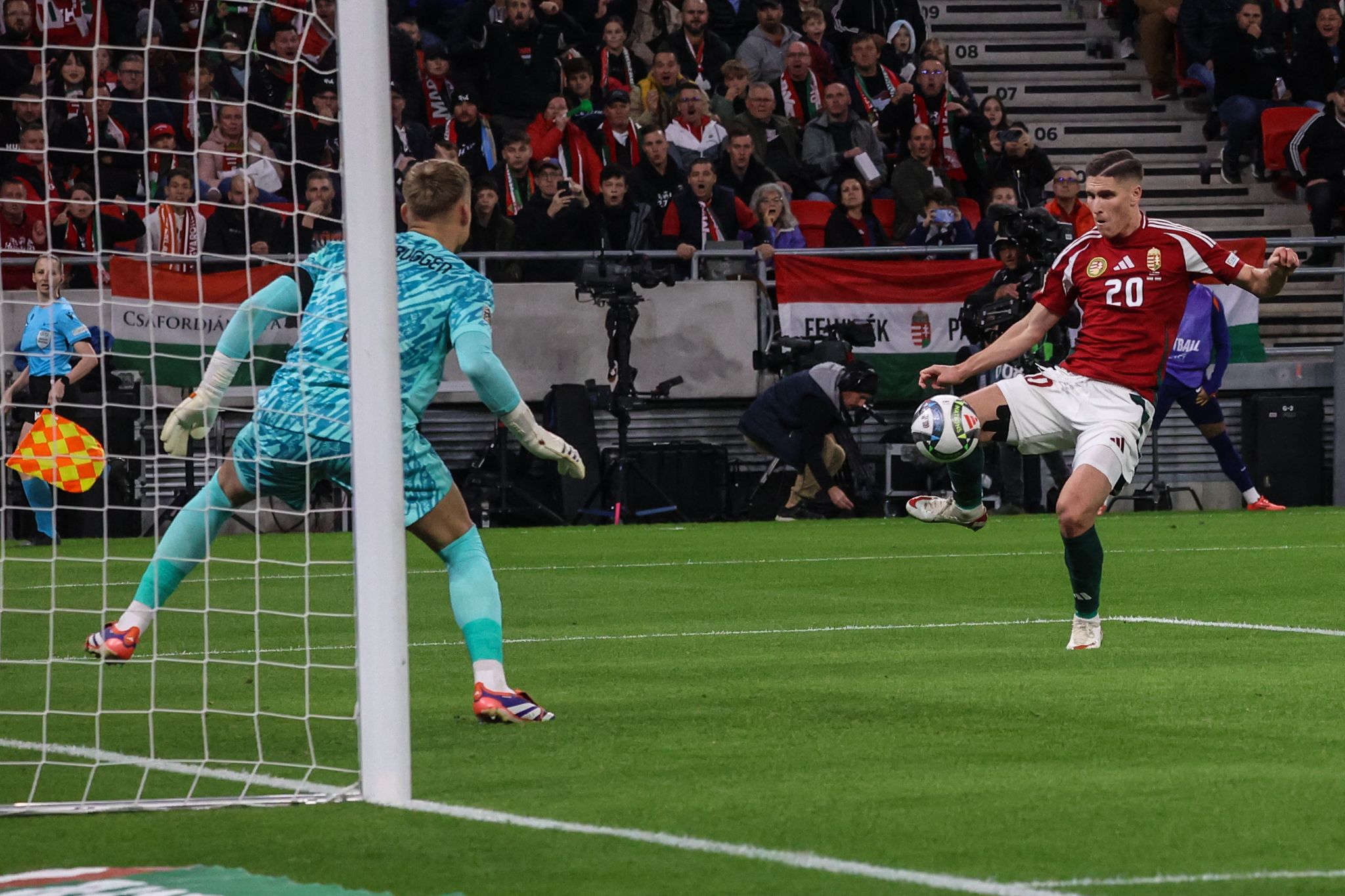 Hollandia ellen Sallai Roland fantasztikus gólt szerzett és sokáig úgy tűnt, bravúrgyőzelmet is érhet ez a találat, de végül 1-1-es döntetlennel zárult az összecsapás. (Fotó: Tóth Zsombor / Sport 365)