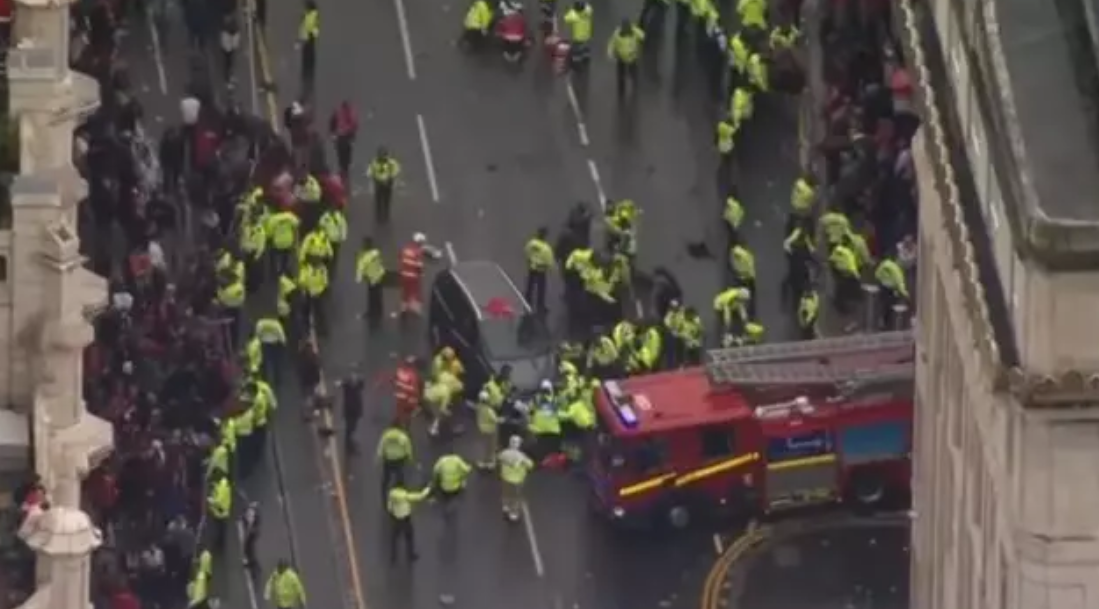A tömegbe hajtott egy autó a Liverpool bajnoki parádéján – videó