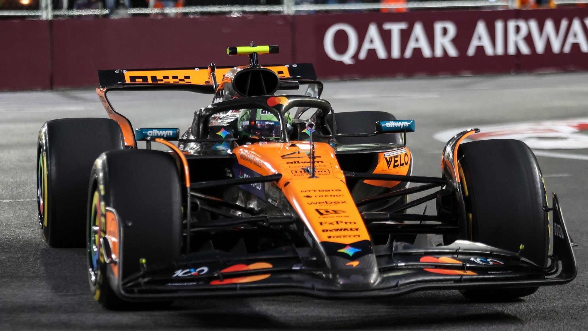 Norris nyerte a kaotikus második szabadedzést